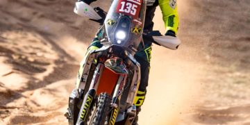 El luto por el fallecimiento de Carles Falcón marca la octava etapa del Dakar