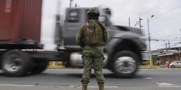 Perú «ha extremado sus medidas de control» tras la ola de violencia en Ecuador, dice el ministro de Defensa