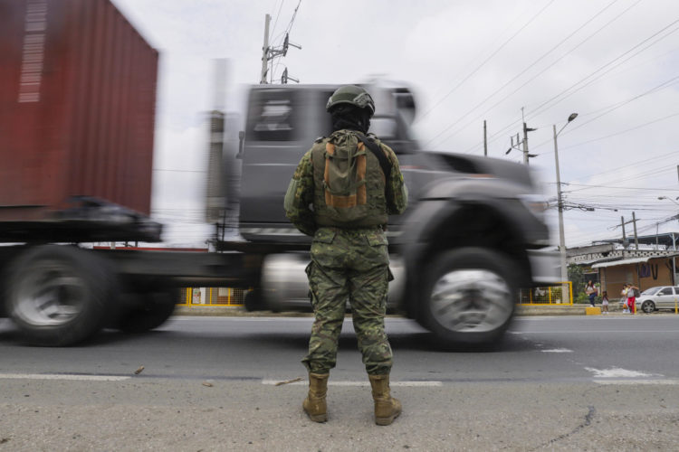 Foto de archivo de los operativos de seguridad que se realizan en Ecuador por la ola de violencia. EFE/ Carlos Durán Araújo