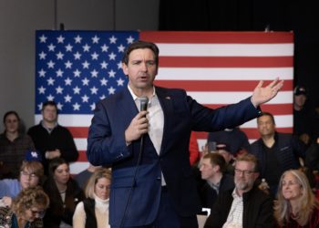 El gobernador Ron DeSantis abandona las primarias republicanas y da su apoyo a Trump