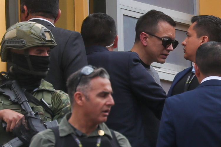 El presidente de Ecuador, Daniel Noboa (3d), fue registrado este miércoles, 10 de enero, a su salida de una estación de radio, donde ofreció declaraciones sobre la reciente ola de violencia en el país, en Quito (Ecuador). EFE/José Jácome