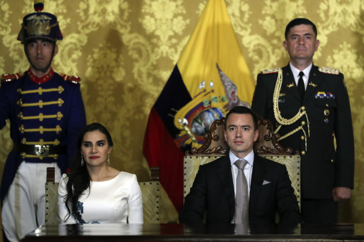 El presidente de Ecuador, Daniel Noboa (d), junto a la vicepresidenta, Verónica Abad (i), en una fotografía de archivo. EFE/ José Jácome