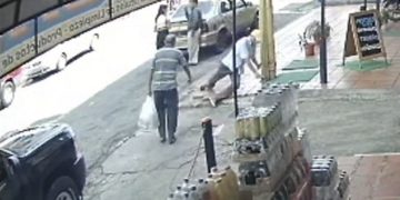 Transeúntes resbalan por aceite emanado de un transformador nuevo en El Vigía