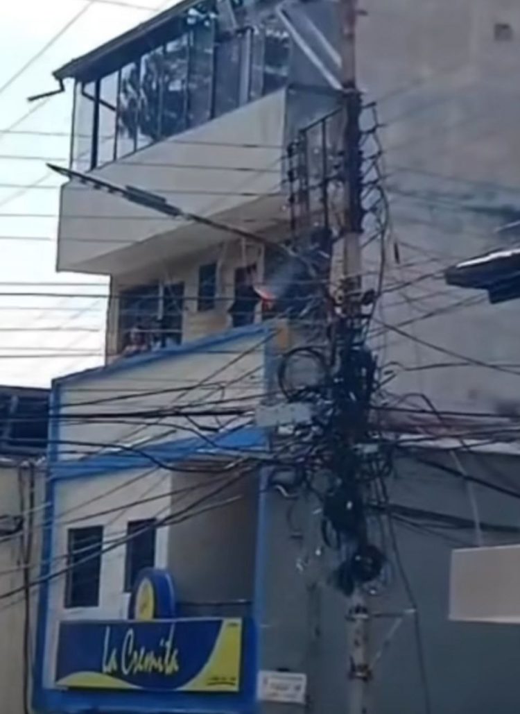 Humo Cables de alta tensión en el Sector  Glorias Patrias de Mérida tras  fuerte  fluctuación  de este 11 de enero 2024