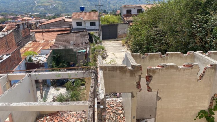 Desde hace tres años algunas viviendas han colapsado producto del exceso de agua. Fotos: Carlos Eduardo Ramírez