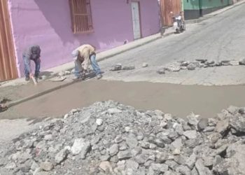 Vecinos reparan las calles de San Rafael de Mucuchies