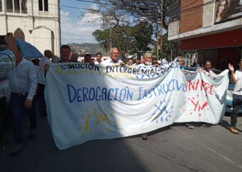 Maestros conmemoran su día con exigencias salariales: mandatarios de turno han restado valor a la educación