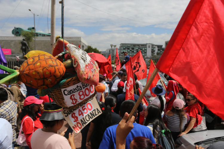 Manifestantes ecuatorianos participan en una protesta contra el posible incremento del impuesto del IVA del 12 % al 15 % que estudia la Asamblea Nacional hoy, en las afueras de la Asamblea Nacional, en Quito (Ecuador). EFE/Julio Estrella