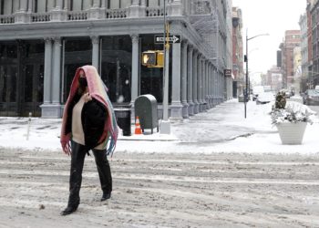 Nueva York se alista para una tormenta que puede dejar hasta 20 centímetros de nieve el martes