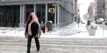 Nueva York se alista para una tormenta que puede dejar hasta 20 centímetros de nieve el martes