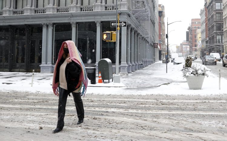 Una persona camina por una calle de Nueva York cubierta por la nieve, en una fotografía de archivo. EFE/ Jason Szenes