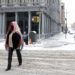 Nueva York se alista para una tormenta que puede dejar hasta 20 centímetros de nieve el martes