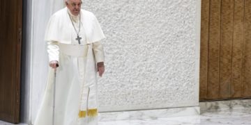 El papa dice que es una «hipocresía» criticar la posibilidad de bendecir a las parejas homosexuales