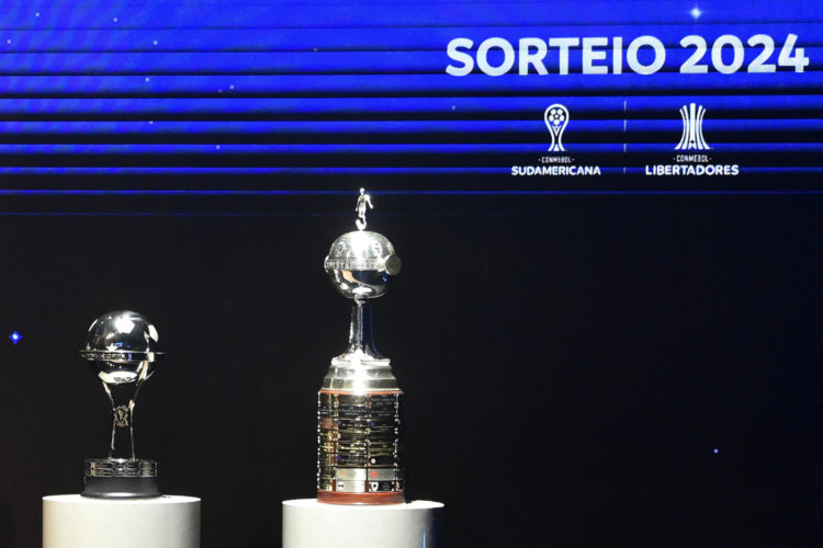 Fotografía de archivo de los trofeos de la Copa Sudamericana (i) y la Copa Libertadores. EFE/Norberto Duarte/Pool
