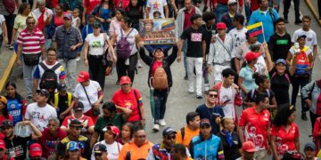 Miles de chavistas conmemoran los 32 años del golpe de Estado fallido de Hugo Chávez