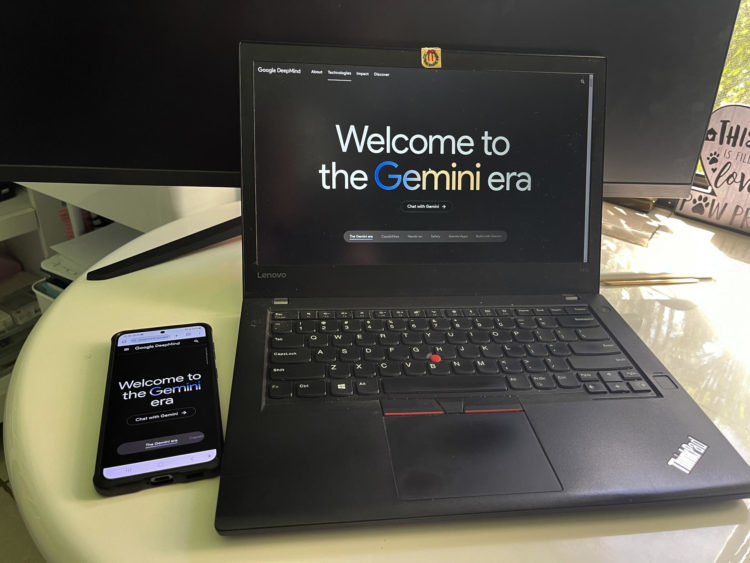 Fotografía de un computador abierto en la página de entrada de Gemini, el chatbot con inteligencia artificial (IA) de Google, desplegado sobre una mesa de trabajo en Miami, Florida (EE.UU.). EFE/ Latif Kassidi