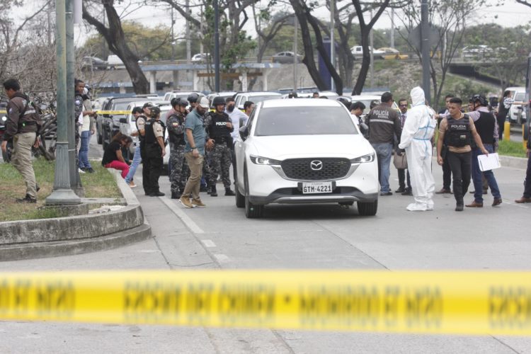 Policías investigan el vehículo con impactos de bala en una zona al norte de Guayaquil (Ecuador), en una fotografía de archivo. EFE/Jonathan Miranda