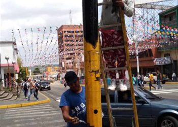 Alcaldía de Valera hace labores de mantenimiento a sistema de semáforos