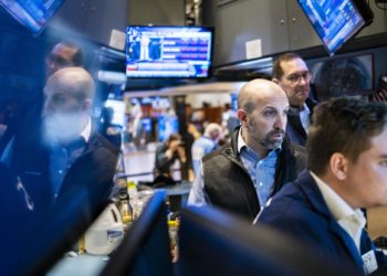 Wall Street abre en terreno mixto y casi plano en sus tres indicadores