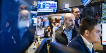 Wall Street abre en terreno mixto y casi plano en sus tres indicadores