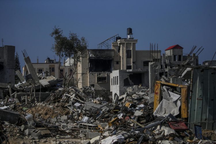 Casas palestinas destruidas en el campo de refugiados de Al Nusairat, en el sur de la Franja de Gaza, el 25 de febrero de 2024. EFE/EPA/MOHAMMED SABER