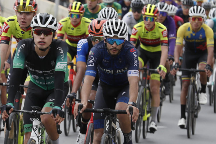 Un lote de corredores fue registrado este martes, 6 de febrero, durante la primera etapa de la carrera ciclística Tour Colombia 2024, disputada entre Paipa y Duitama (Boyacá, Colombia). EFE/Carlos Ortega