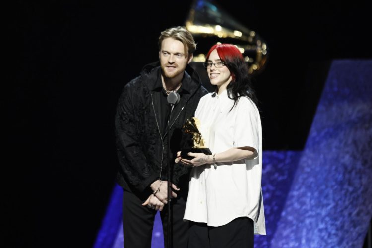 FINNEAS y Billie Eilish aceptan el premio Canción escrita para medios visuales por 'What Was I Made For?', en la ceremonia de estreno de la 66ª edición de los Premios Grammy, este 4 de febrero de 2024. EFE/EPA/Etienne Laurent
