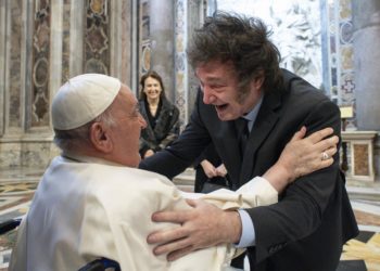 El papa y Milei se abrazan en la canonización de la primera santa argentina