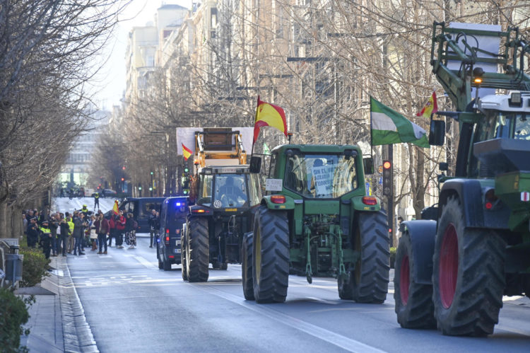 Continúan las protestas de agricultores españoles para reclamar medidas contra la crisis del campo. EFE/Miguel Ángel Molina