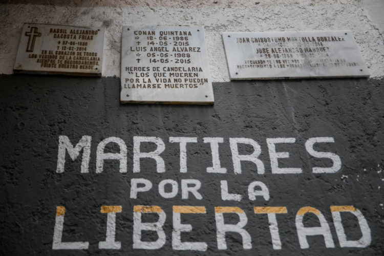Fotografía dde un muro conmemorativo de las víctimas mortales de las protestas del 12 de febrero de 2014, en Caracas (Venezuela). EFE/ Miguel Gutiérrez