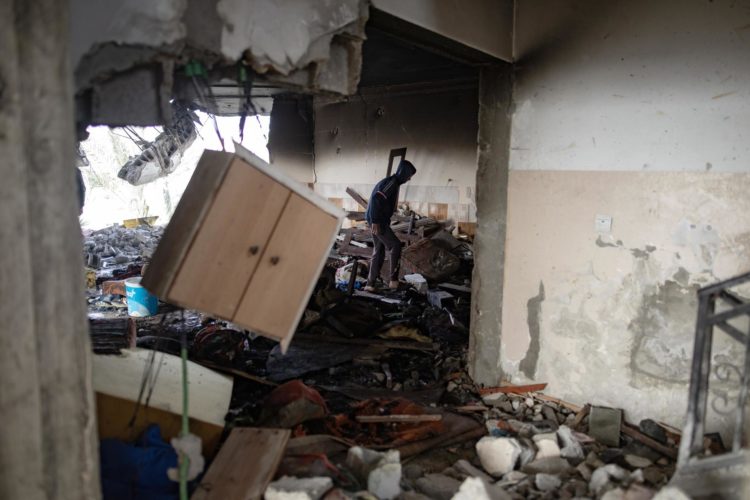 Un palestino comprueba los daños dentro de su vivienda después de un ataque aéreo israelí sobre el campo de refugiados de Rafah, en el sur de la Franja de Gaza, este sábado. 
EFE/ Haitham Imad