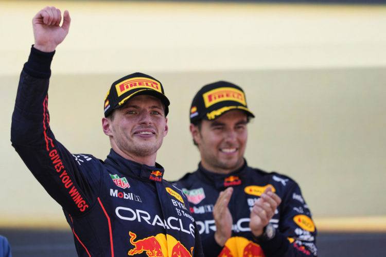El piloto neerlandés de Red Bull Max Verstappen (i), triple campeón mundial de Fórmula Uno, celebra una victoria en el Gran Premio de España de 2022 junto a su compañero de equipo, el mexicano Sergio Pérez (d), en el circuito de Barcelona-Cataluña, en Montmeló (Barcelona). EFE/Alejandro García