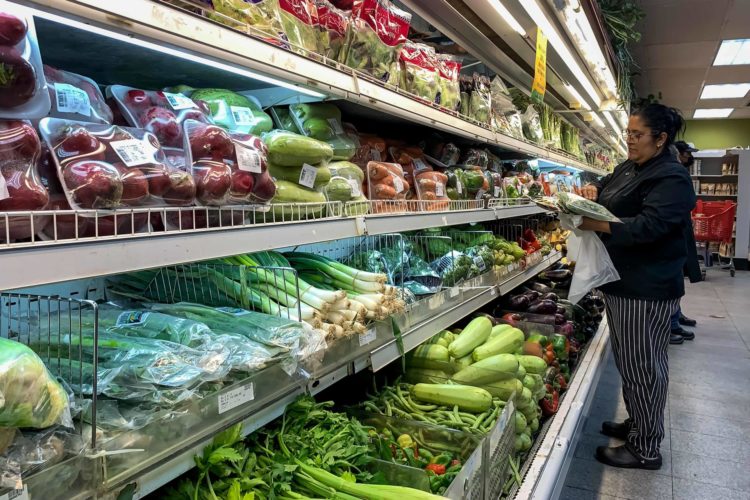 Una mujer compra alimentos en un supermercado, en Caracas (Venezuela), en una fotografía de archivo. EFE/ Miguel Gutiérrez