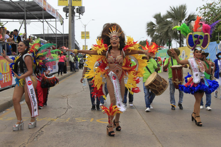 Miembros de una comparsa desfilan en la Gran Parada de Fantasía del Carnaval de Barranquilla (Colombia), en una fotografía de archivo. EFE/ Ricardo Maldonado Rozo