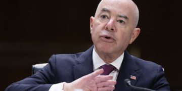 El uso electoralista de la migración amenaza con estallar el sistema de asilo en EE.UU.