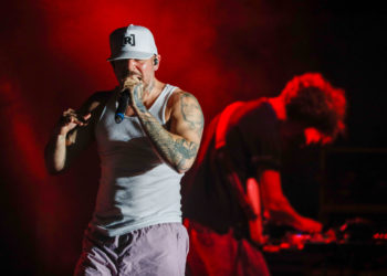 Residente anuncia un nuevo álbum con un original video de terapia junto a Najwa Nimri