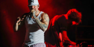 Residente anuncia un nuevo álbum con un original video de terapia junto a Najwa Nimri