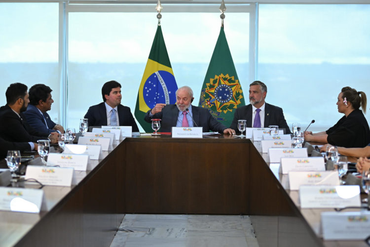 El presidente de Brasil, Luiz Inácio Lula da Silva, habla durante una reunión con representantes de la FIFA este miércoles. EFE/Andre Borges