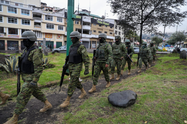 Militares participan en un operativo de control en Quito (Ecuador). Foto de archivo. EFE/ José Jácome