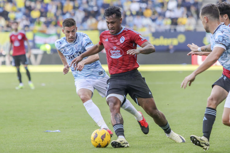 El centrocampista del RC Celta Renato Tapia (c) se enfrenta a Raúl Alcaraz, del Cádiz CF, durante su partido este domingo en el estadio Nuevo Mirandilla de Cádiz. EFE/Román Ríos