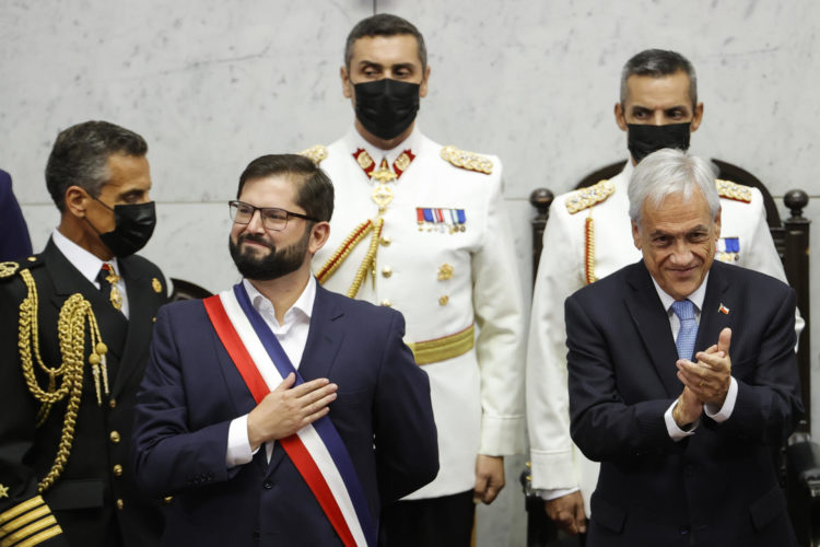 El presidente de Chile, Gabriel Boric (i), junto al expresidente Sebastián Piñera, en una fotografía de archivo. EFE/ Alberto Valdés