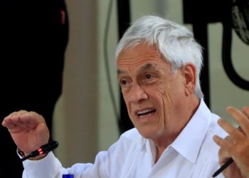 Reflotan a la superficie el helicóptero en el que Piñera cayó en el Lago Ranco
