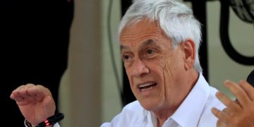 Reflotan a la superficie el helicóptero en el que Piñera cayó en el Lago Ranco