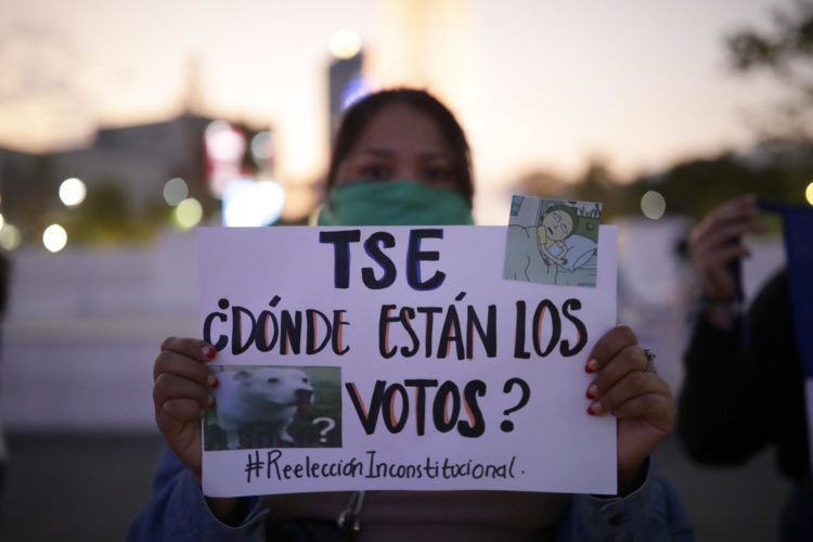 Mujeres se manifiestan en la Plaza Salvador del Mundo, en San Salvador (El Salvador), este 5 de febrero de 2024. EFE/Rodrigo Sura