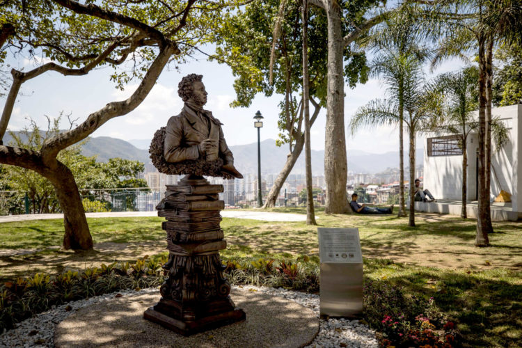 Fotografía de una escultura del poeta ruso Alexander Sergeyevich Pushkin, el 23 de febrero del 2024, en Caracas (Venezuela). EFE/ Miguel Gutiérrez