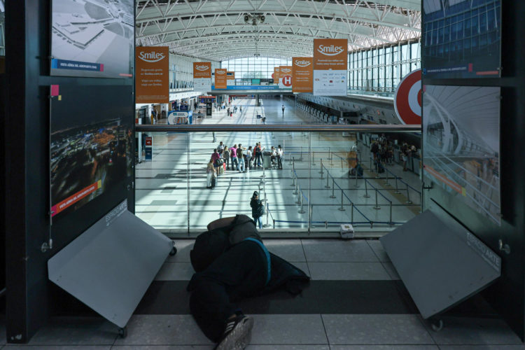 Fotografía que muestra una sección del Aeropuerto Internacional Ezeiza con muy pocos pasajeros debido a una jornada de paro este miércoles, en Buenos Aires (Argentina). EFE/ Luciano González