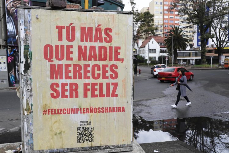 Fotografía que muestra un cartel con una frase de la canción 'Día de Enero' de la cantante colombiana Shakira y el numeral #FelizCumpleañosShakira hoy en una calle de Bogotá (Colombia). EFE/ Carlos Ortega