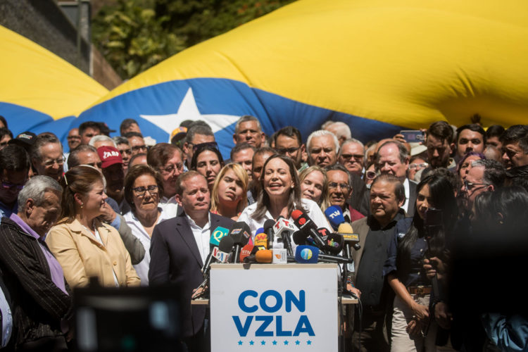 La líder opositora venezolana María Corina Machado (c) ofrece declaraciones a la prensa durante un acto de calle, en Caracas, el 29 de enero de 2024. EFE/ MIGUEL GUTIERREZ
