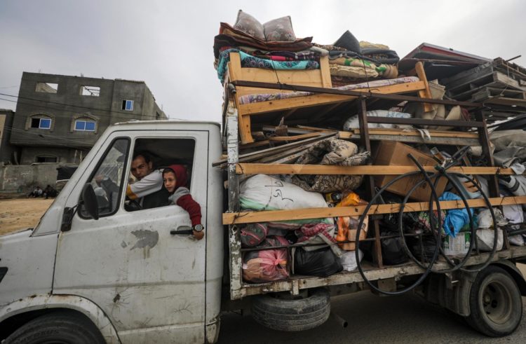Palestinos en un camión con sus pertenencias evacuan Rafah, en el sur de la Franja de Gaza, el 12 de febrero de 2024. EFE/EPA/MOHAMMED SABER