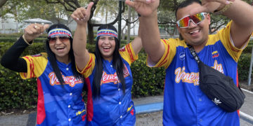 Venezolanos y dominicanos viven “la final soñada” de la Serie del Caribe en Miami